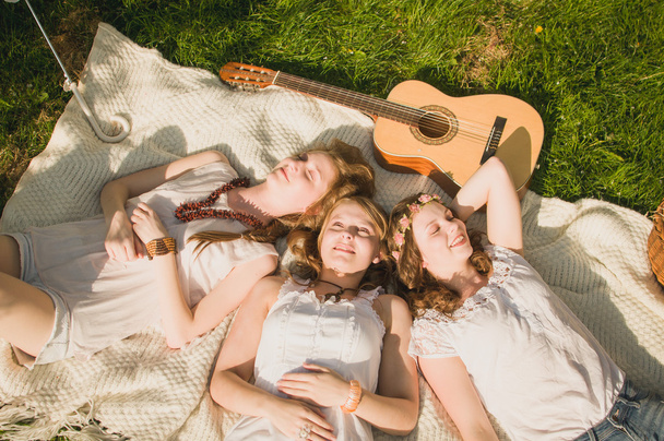 3 Girlfriends rest - Фото, изображение