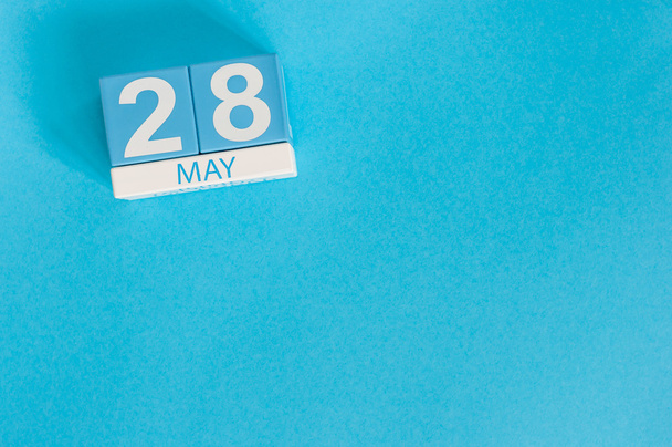 28 de mayo. Imagen de 28 de mayo calendario de color madera sobre fondo azul. Primavera de Europa, espacio vacío para texto
 - Foto, imagen
