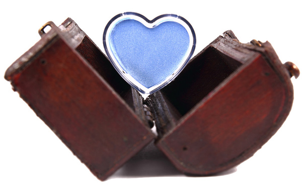 Corazón de cosméticos en un tronco de madera
 - Foto, Imagen