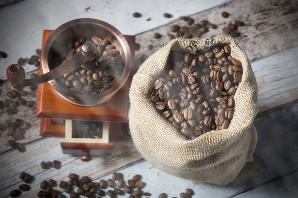 Moedor de café com grãos torrados. Composição do moinho vintage
 - Foto, Imagem