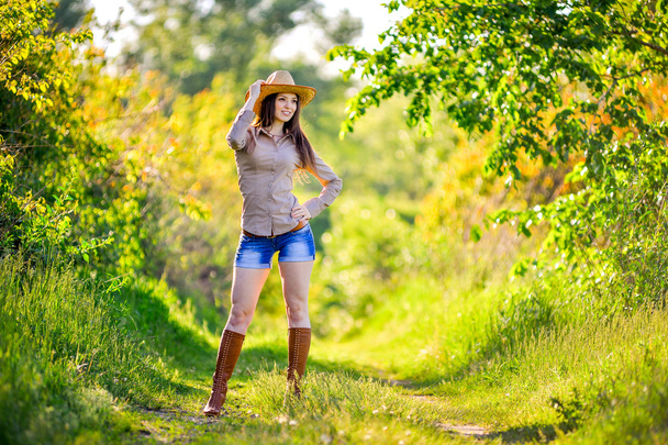 jovem menina bonita em um chapéu de cowboy
 - Foto, Imagem