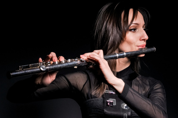 mladá dívka hry na zobcovou flétnu - Fotografie, Obrázek