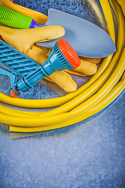 Garden hose, safety gloves and spade - Foto, Bild