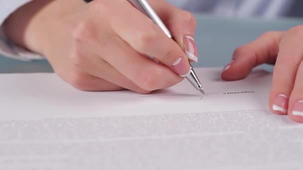 nő aláírási szerződés. - Felvétel, videó