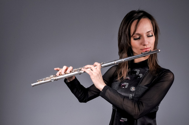 uma jovem tocando flauta
 - Foto, Imagem