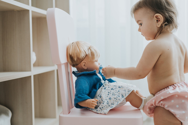 Şirin Bebek kız beyaz odada sabah oyuncaklar ile oynama - Fotoğraf, Görsel