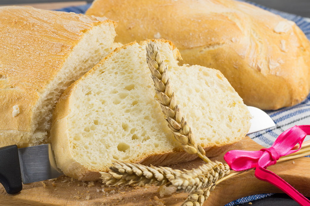 Zelfgebakken brood op tafel - Foto, afbeelding