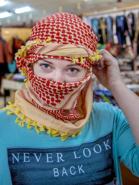 Mädchen slawischen Aussehens trägt Kopftuch - Foto, Bild