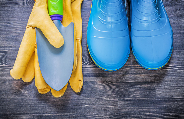 Gum boots, protective gloves and shovel - Zdjęcie, obraz