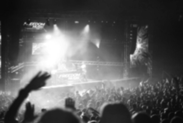 Rock-konsertti, onnellisten ihmisten siluetteja nostamassa käsiä - Valokuva, kuva