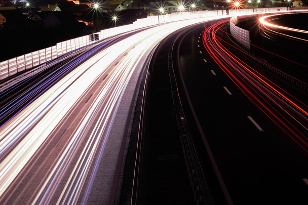 Lange blootstelling van auto verlichting op een snelweg - Foto, afbeelding