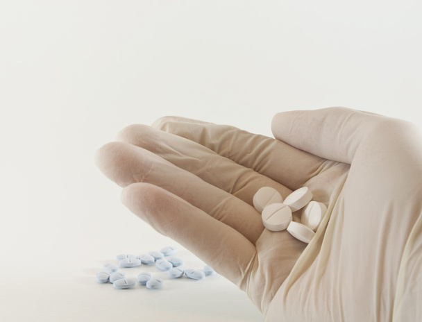 γάντια χέρι και φαρμακευτικά χάπια - Φωτογραφία, εικόνα
