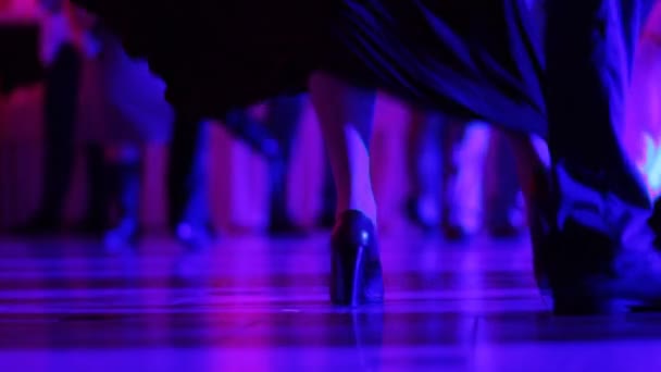 Κοντινό πλάνο της τα πόδια του μια γυναίκα επαγγελματίας χορεύτρια που έχει τη διασκέδαση στην το νυχτερινό κέντρο. - Πλάνα, βίντεο
