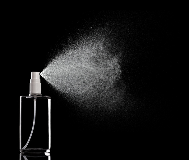 spray fles vloeibare parfum daling - Foto, afbeelding