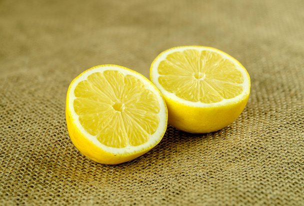Makro aus kleinen Zitronenhälften - Foto, Bild