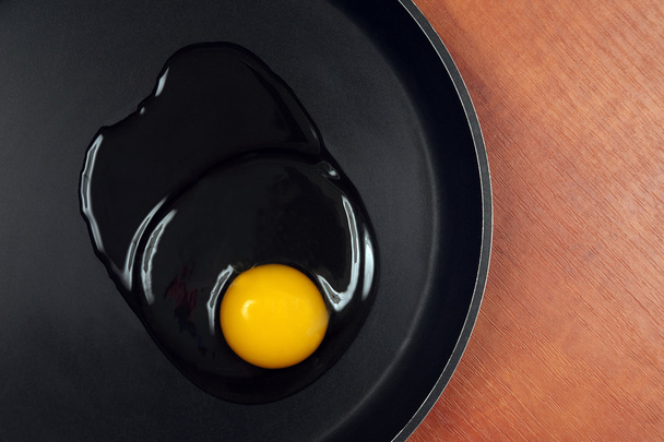 jajko na patelni przed gotowaniem - Zdjęcie, obraz