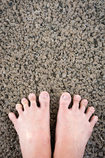 Conceito de reflexologia usando pés descalços
 - Foto, Imagem