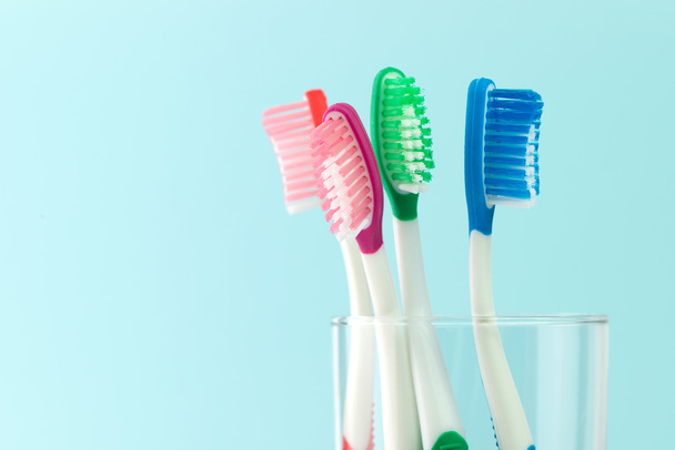 Многоцветные зубные щетки
  - Фото, изображение