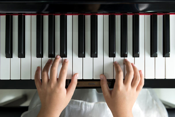 Kislány zongorázik - Fotó, kép