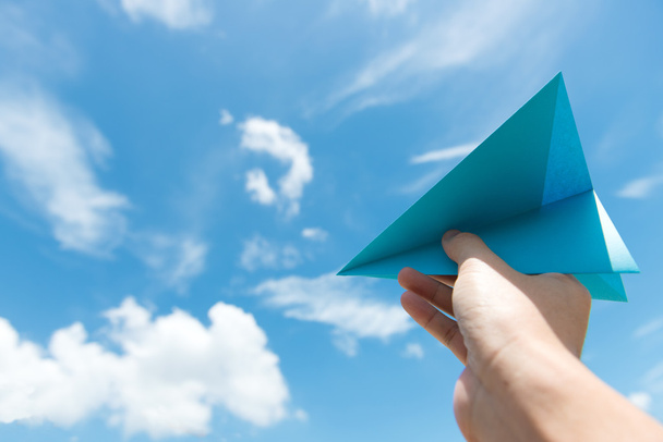 avión de papel contra el cielo nublado
 - Foto, Imagen