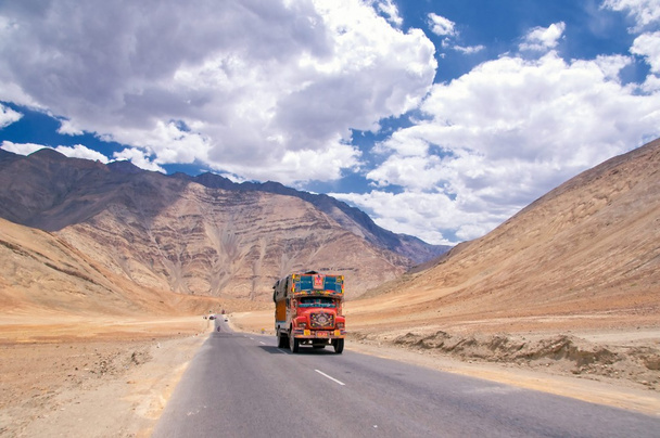 Estrada nas montanhas Himalaias e nuvens dramáticas no céu azul. Ladakh, Jammu e Caxemira, Índia
 - Foto, Imagem