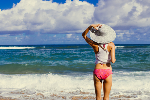 Mädchen am Strand mit Blick auf den Ozean, Hawaii - Foto, Bild