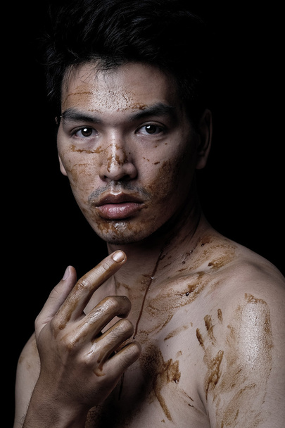 Hombre asiático loco en chocolate - Retrato de belleza
 - Foto, imagen