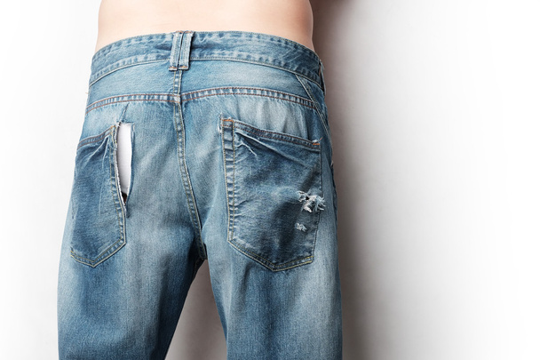 un homme porte un jean avec des traces de theif refendage sur elle
 - Photo, image