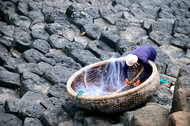 Fisher bereidt zijn gereedschappen voor de zee in ganh da dia, provincie Phu Yen, Vietnam - Foto, afbeelding