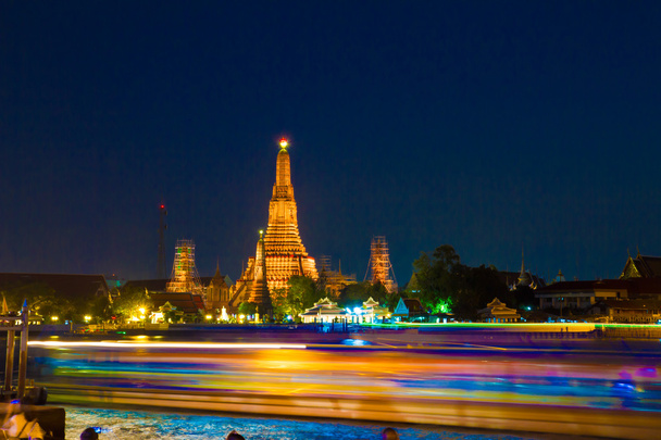 Phra Prang Wat Arun frente al mar
 - Foto, Imagen