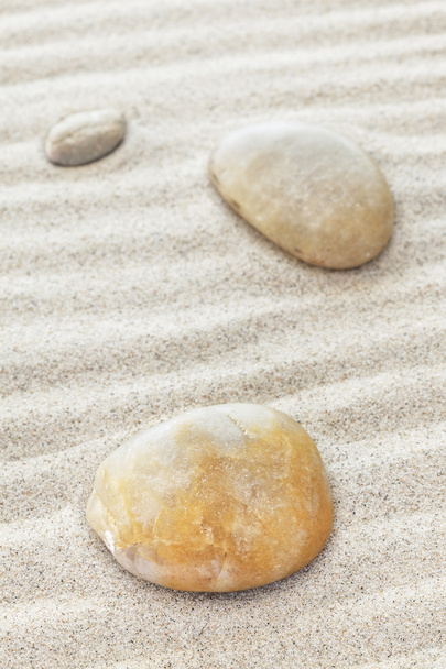 Πέτρες σε αμμώδη κύματα. - Φωτογραφία, εικόνα