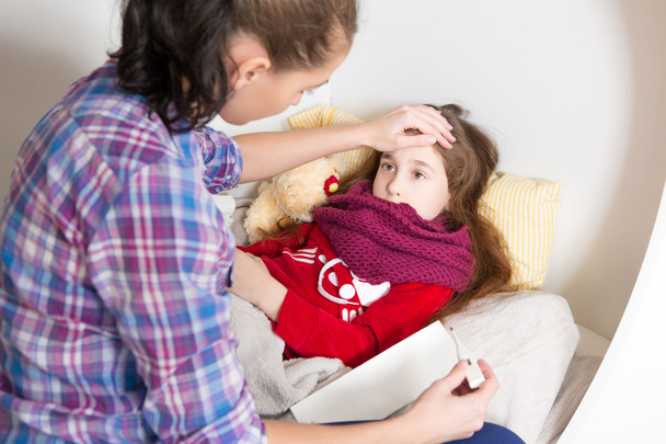 Little girl with flu at home - Foto, Imagen