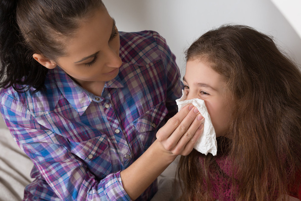 Little girl with flu, cold or fever at home - Foto, afbeelding