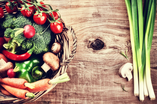 Fresh organic vegetables in basket - Φωτογραφία, εικόνα