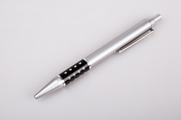 срібна і чорна металева ручка
 - Фото, зображення