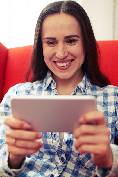 Kobieta, grając w gry wideo na swoim smartfonie - Zdjęcie, obraz