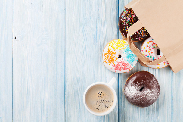 Kağıt torba içinde renkli donut - Fotoğraf, Görsel