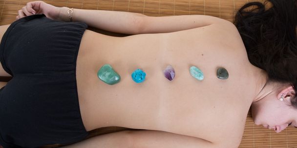 Alternative medicine, therapist using gemstones for lithotherapy - Foto, imagen
