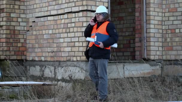 Building with smartphone near the building - Materiał filmowy, wideo