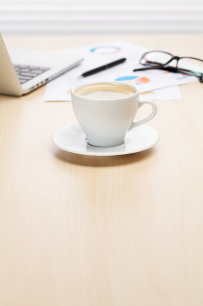 Irodai íróasztal munkahely, és a kávé - Fotó, kép