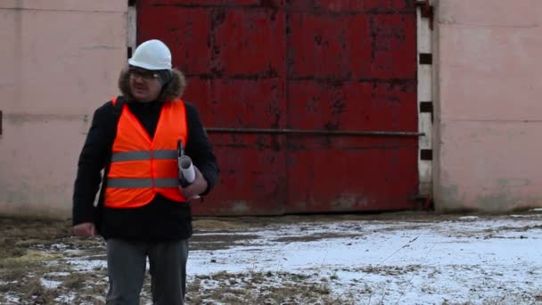 Engineer checking territory in winter day - Materiał filmowy, wideo