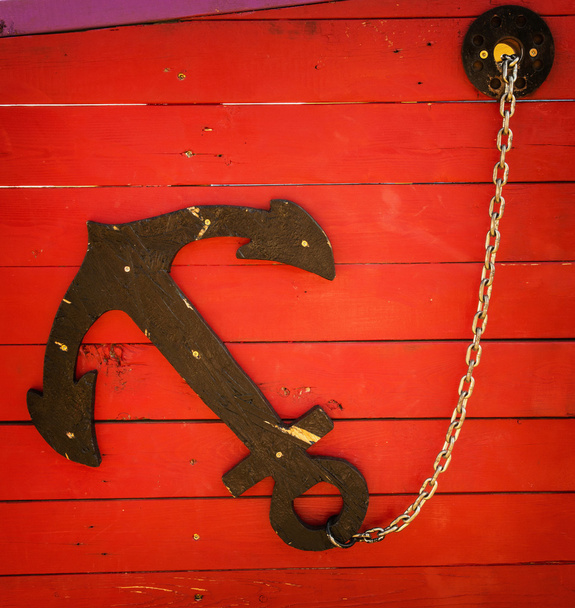 Retro kotva na červené lodi, detail scény - Fotografie, Obrázek