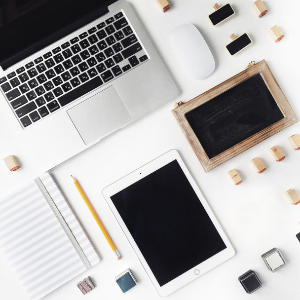 Laptop, Tablet, Maus, Skizzenbuch, Tafel und Stempel isoliert auf weißem Hintergrund. flache Lage - Foto, Bild