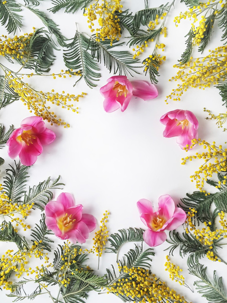 Zpětný pohled kytice žluté mimózy a růžová Tulipán vzor izolovaných na bílém pozadí - Fotografie, Obrázek