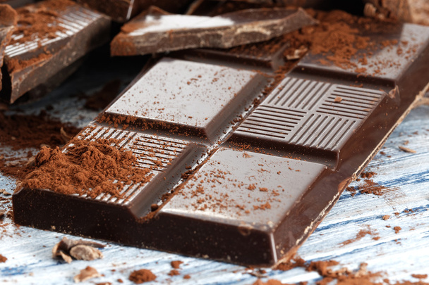 Złamane gorzkiej czekolady na drewnianym stołem - Zdjęcie, obraz