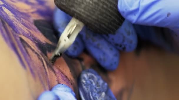 Professzionális tetováló mester a munkát, closeup véve - Felvétel, videó