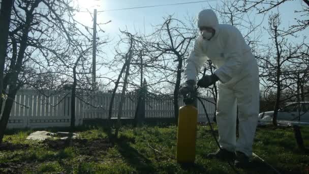 Preparación de la mezcla química de insecticidas
 - Metraje, vídeo