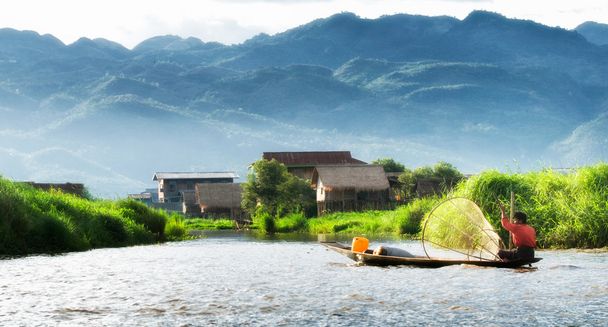 Lago Inle, Nyaungshwe Township of Taunggyi District of Shan State, parte di Shan Hills in Myanmar
. - Foto, immagini