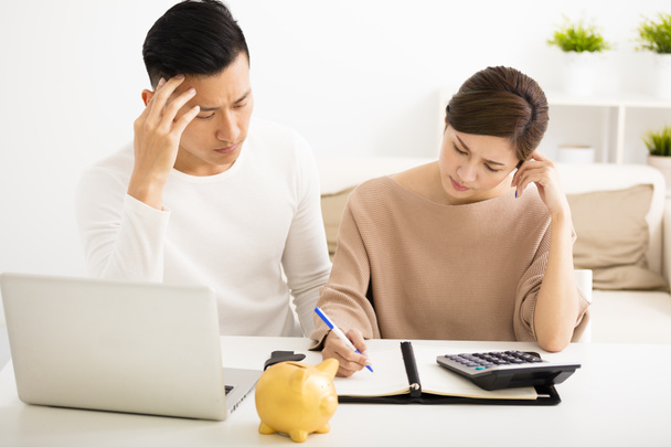 marido y mujer con estrés financiero
 - Foto, imagen
