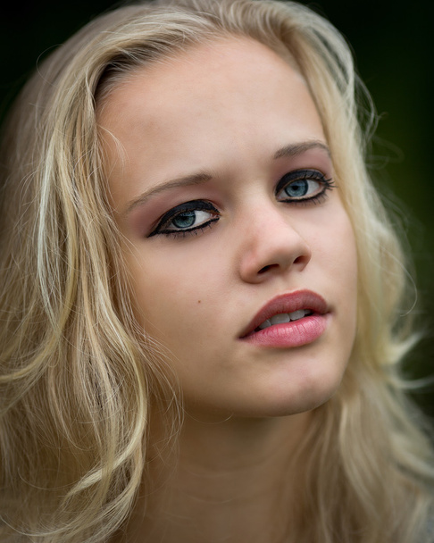 Крупный план блондинки-подростка с сильным макияжем
 - Фото, изображение